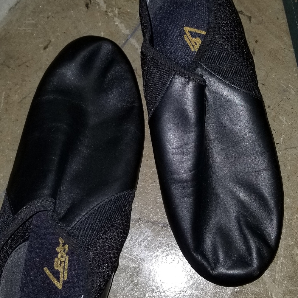 Leo's Black X-Jazz Unisex. Style 7128. Size 8.5M